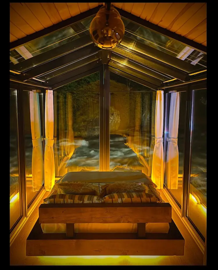 صورة ليلية لكوخ يولا كم اكواخ ايدر النهرية