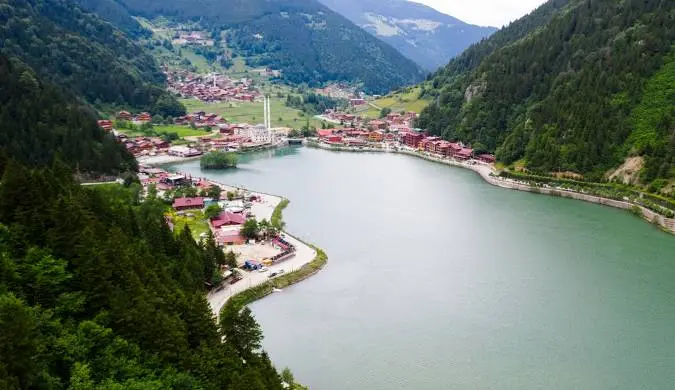 بحيرة اوزنجول احد افضل المعالم في برنامج سياحي في الشمال التركي