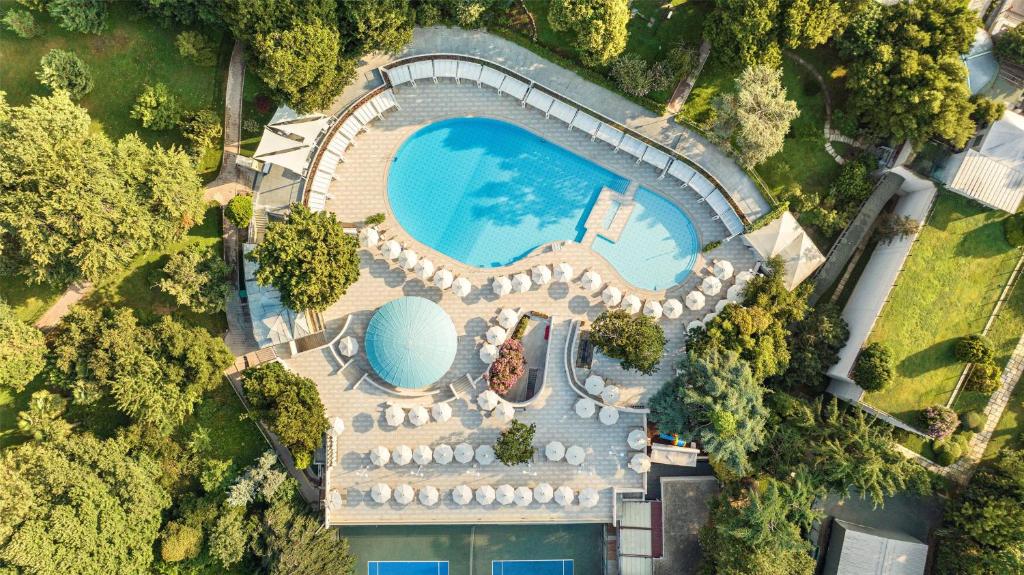 تحتوي هذه الصورة على سمة alt فارغة؛ اسم الملف هو hilton.jpg